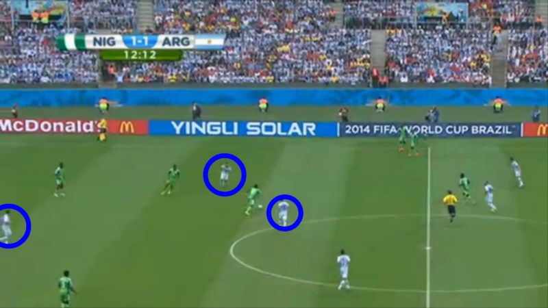 Geen druk van Higuain & Aguero. Messi staat dichtst bij speler met bal maar wandelt ipv duel aan te gaan.