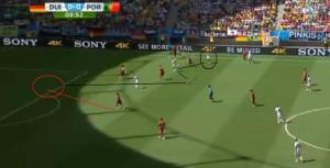 Van daaruit zet hij verschillende gevaarlijke combinaties op die eindigen in het centrum bij infiltrerende ploegmaats.