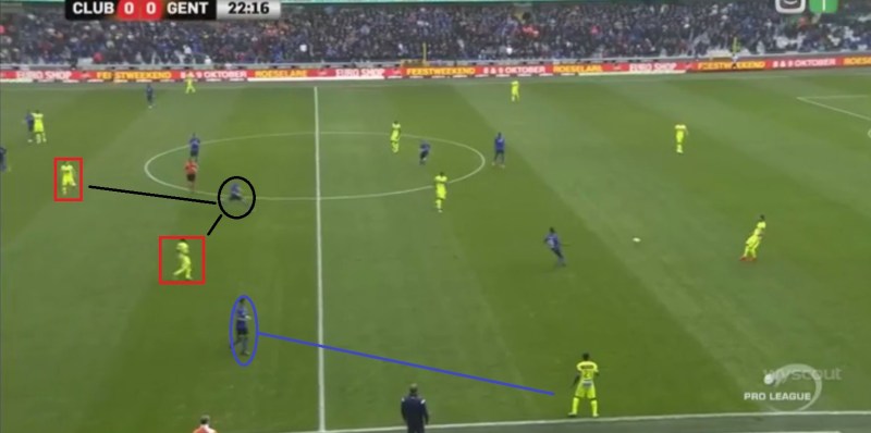 Simons (zwart) komt centraal tegen Schoofs & Simon te staan (rood). Van Rhijn heeft enkel oog voor Asare. 