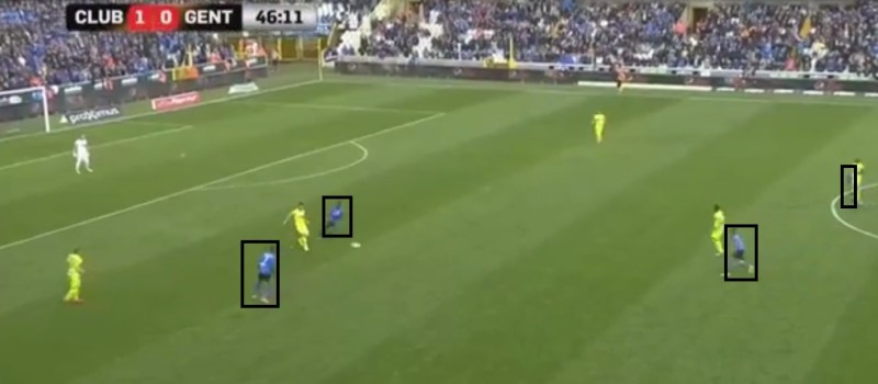 De 2 Brugse spitsen zetten na rust agressiever druk op de 3 Gentse verdedigers. Hier wordt bal centraal gespeeld op Gentse middenvelders die kort gedekt worden (en niet zoals Vormer in eerste helft uit positie gaan lopen) en zo Gent het korte voetbal beletten